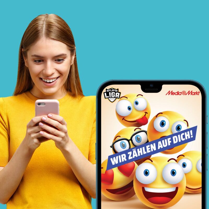 Junge Frau blickt auf Smartphone, Smartphone Mock up mit Smileys mit Slogan Wir zählen auf dich!