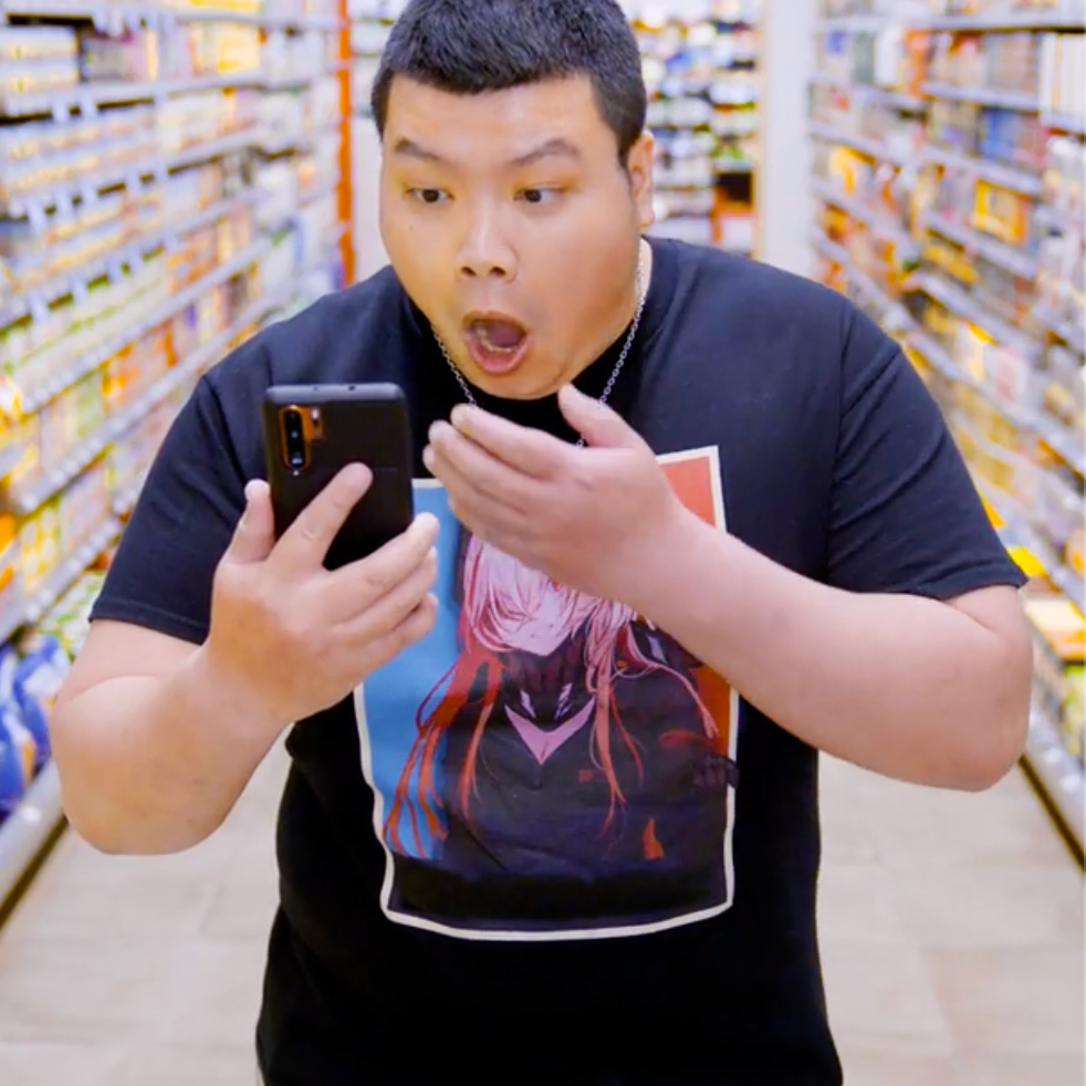 Junger Mann im Supermarkt entdeckt überraschendes Preisangebot auf Smartphon